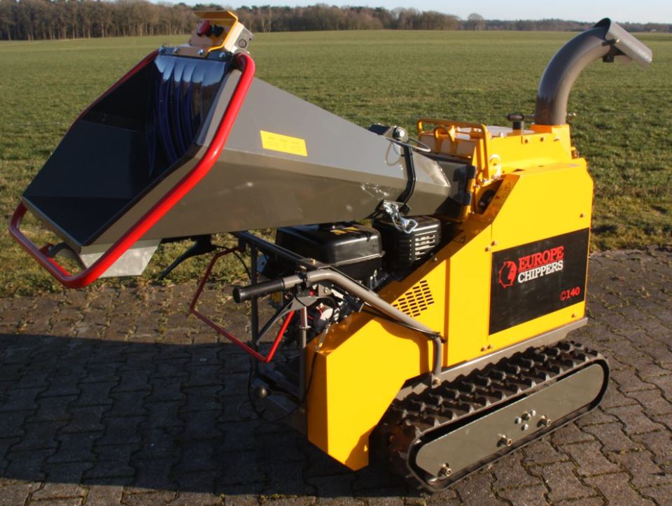 Broyeur de branches automoteur sur chenilles C140